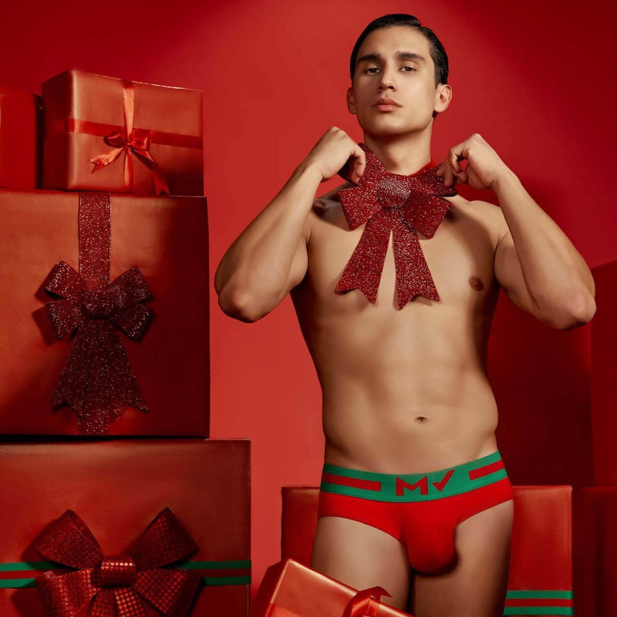 Roter Herren Slip mit grünen Kontrasten aus der Modus Vivendi Underwear Kollektion, Lifestyle