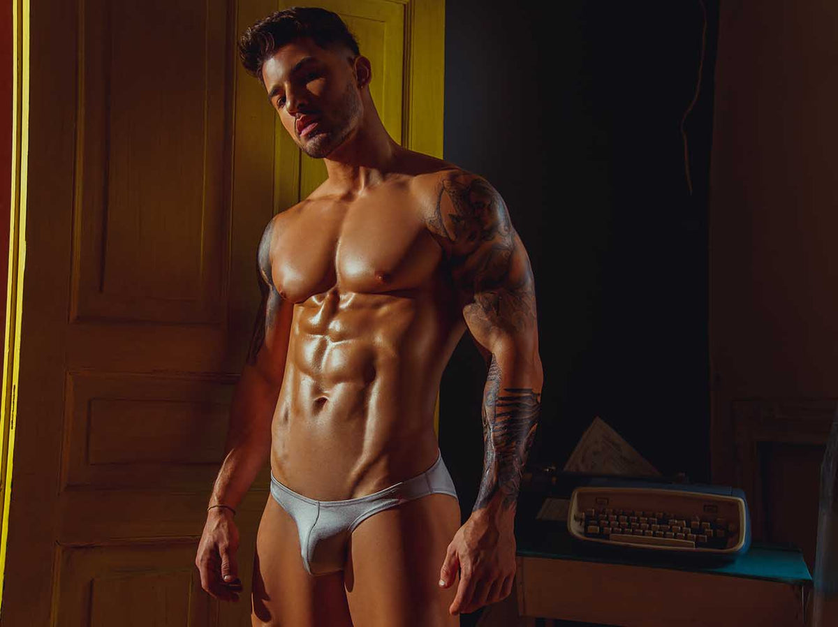 Männer Model mit grauem Mini-Slip / Male model wearing bikini brief in grey