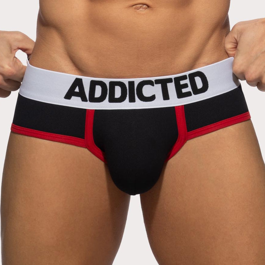 Addicted Black Pique Brief - schwarzer Slip für Männer aus Pique-Stoff mit roten Racing-Streifen und softem Tragekomfort